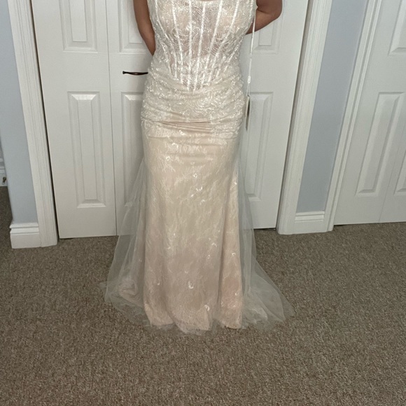 Wedding dress! Best offer will be accepted - Picture 2 of 10
